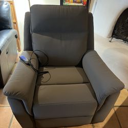 ✨ Flexsteel Power Lift Recliner – Gently Used, Warranty, USB & LED Lights ✨