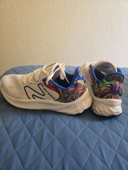 White New Balance Fresh Foam ROAV size 9