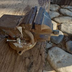 4 in heavy duty cast iron bench vise with swivel base