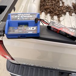 Traxxas ezpeak live charger and 3s 5000 mah lipo