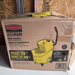 Rubbermaid WaveBrake 26 Qt. Side-Press Mop Bucket  