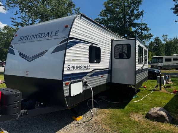 2022 Springdale RV 33ft with Washer & Dryer Closet 