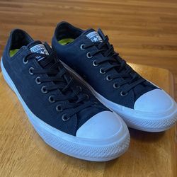 ALMOST NEW CONDITION CONVERSE SIZE 9 MEN OR WILL FIT SIZE 11 Women 