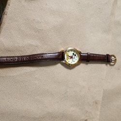 Mickey Mouse Disney Watch With Leather Bear Excellent Condition Mickey Point Ing