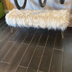 Bench in great condition. Dusty