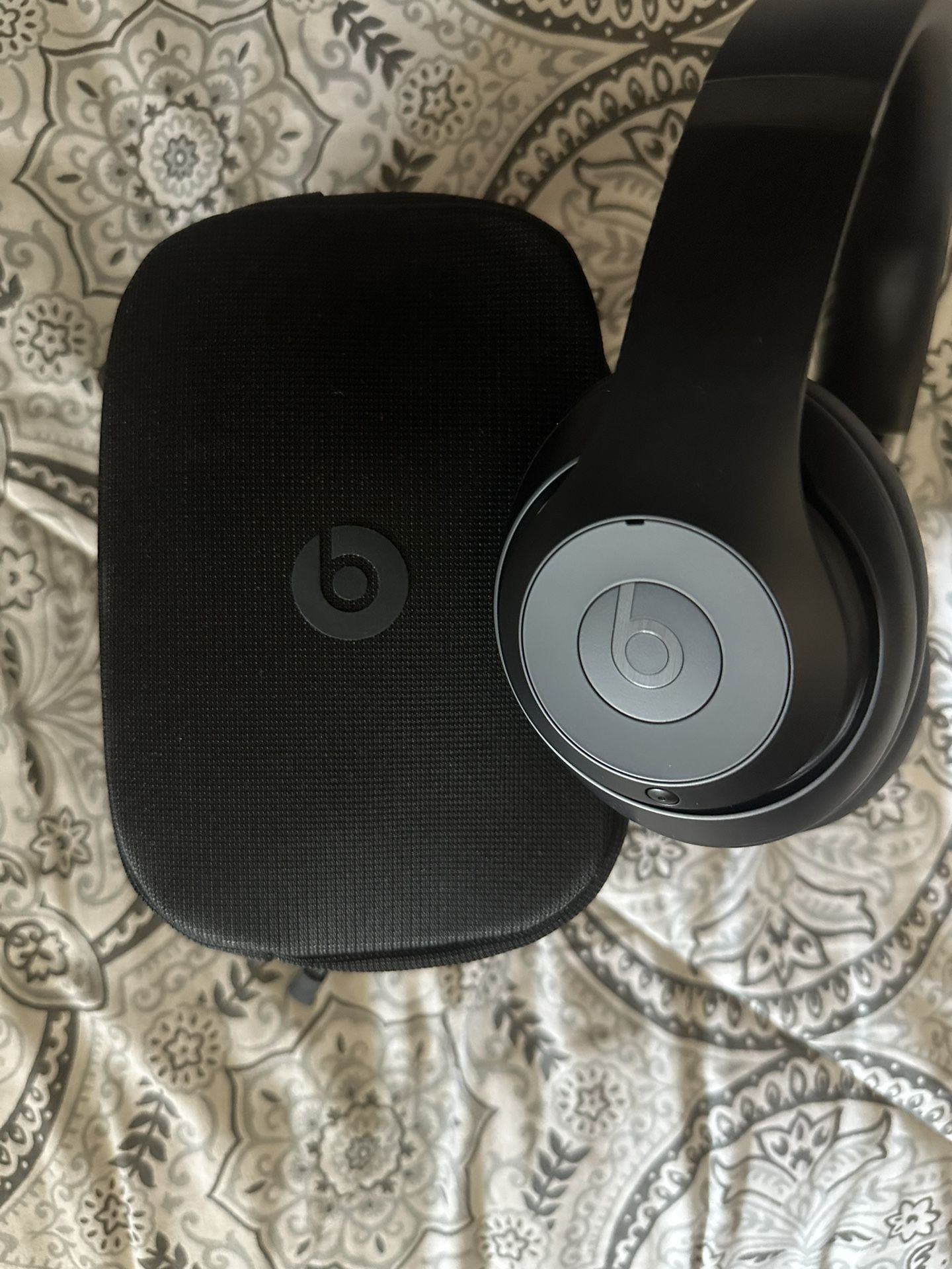 Beats - Studio Pro - Wireless Noise Cancelling Over-the-Ear Headphones