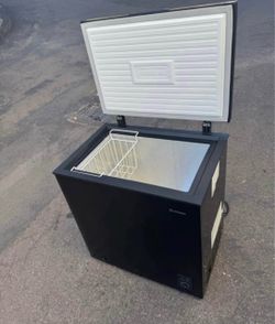 Freezer deep chest in black (free local delivery)