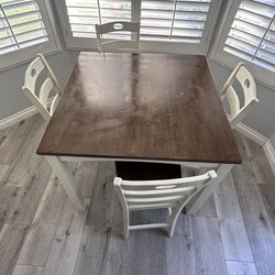 Table with 4 bar stools