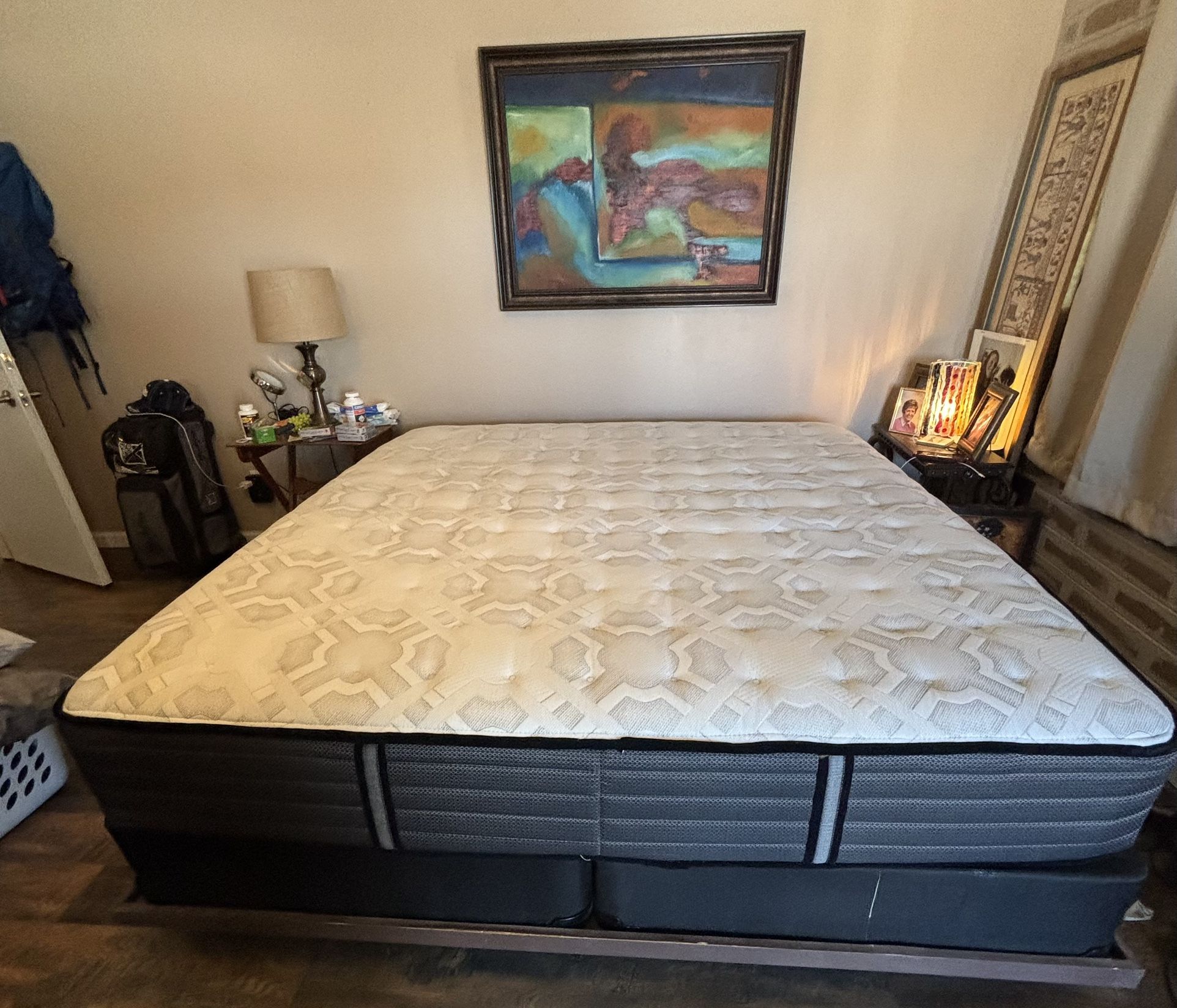 King Size Sealy Premium Mattress Set. Mattress+ Box Spring + Wooden Frame.