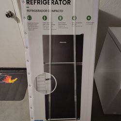 Hisense 4.4-cu ft Mini Fridge with Freezer ( Black ) ENERGY STAR