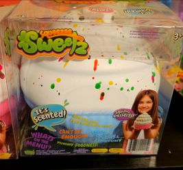 Squeezeez Sweetz Scented Squishy Cupcake Toy