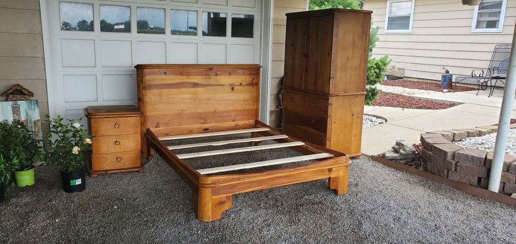 Rustic Pine Queen Bedroom Set With Closet Dresser And Large Coffee Table Delivery Available