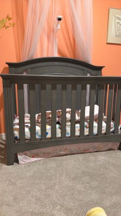 Bed crib w/mattress & sheets