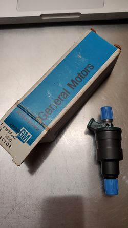 GM Part OEM injector 1607247 fits cadilacs and others.