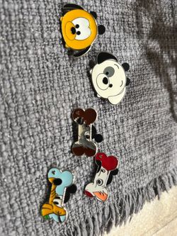 Disney pins dog set