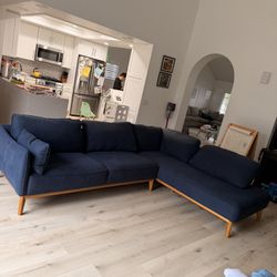 113” Right Arm Facing Sectional And Storage Ottoman