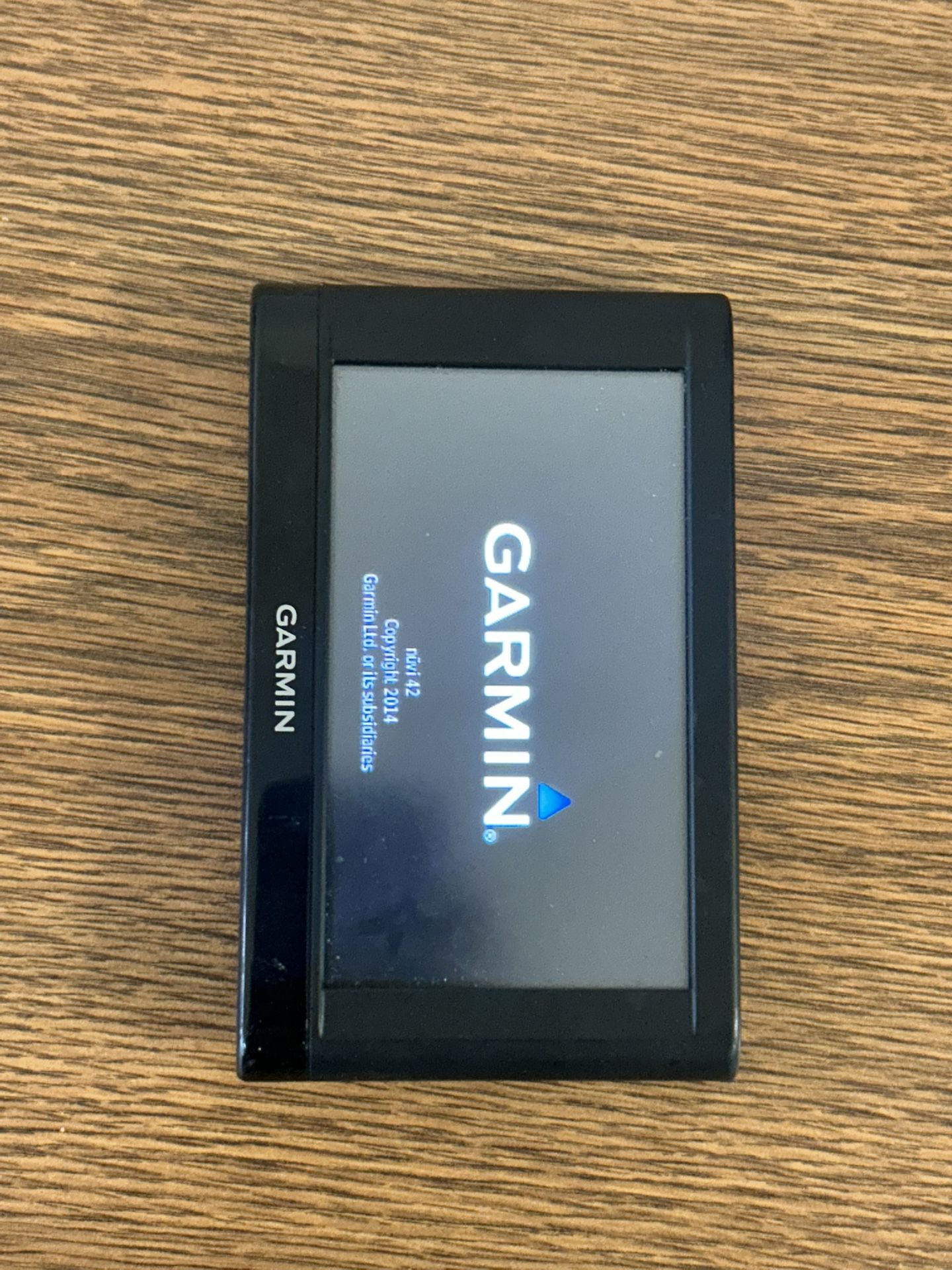 Garmin GPS Navigation System with Charger and Case – Tested and Working