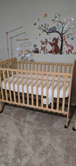 Crib, mattress, mattress cover and 2 sheets and mobile