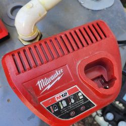 Milwaukee Charger M12