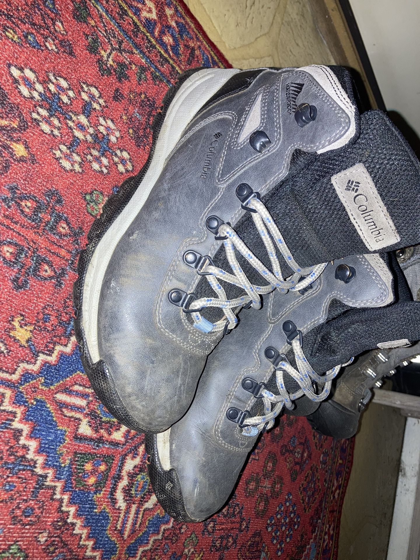Womens Size 7 Hiking Boots (Keen And Columbia Brand)