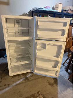 Hotpoint 15.6-cu ft Standard-Depth 28-in Wide Top-Freezer Refrigerator ( White )