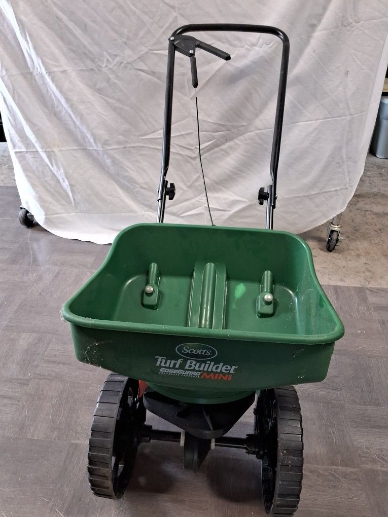 Feed & Fertilizer Spreader