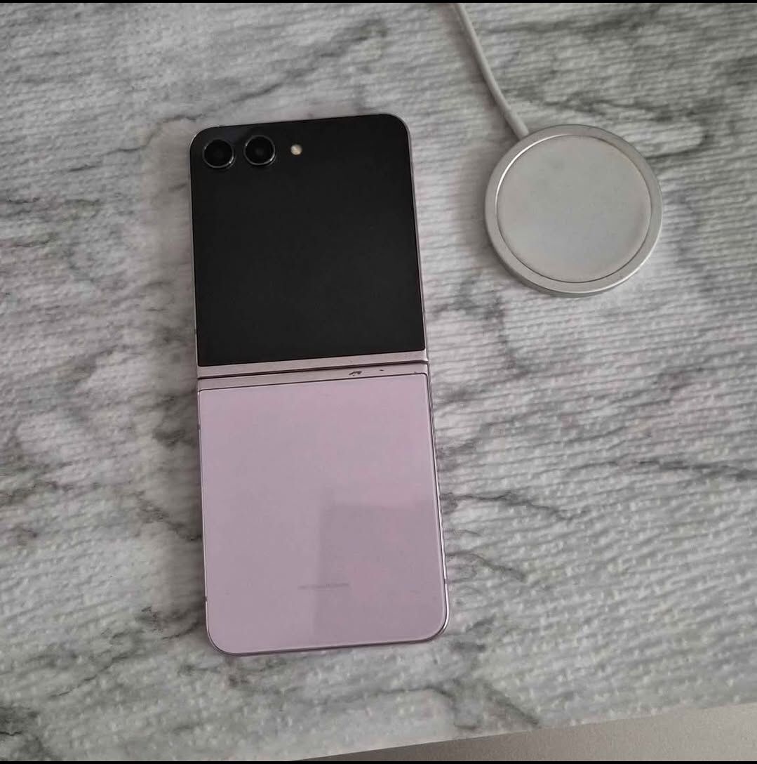 𝚂𝚊𝚖𝚜𝚞𝚗𝚐 𝙶𝚊𝚕𝚊𝚡𝚢 𝚣 𝚏𝚕𝚒𝚙 5  𝚄𝚗𝚕𝚘𝚌𝚔𝚎𝚍 𝚠𝚒𝚝𝚑 𝚠𝚊𝚛𝚛𝚊𝚗𝚝𝚢