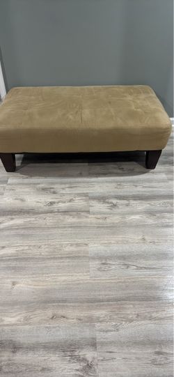 Tufted Ottoman with Wood Legs