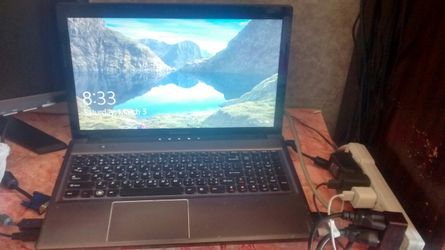 Lenovo core i 5 windows 10 model z580 keyboard arabic and english come with charger hard desk 320 GB, CD and DVD rack.