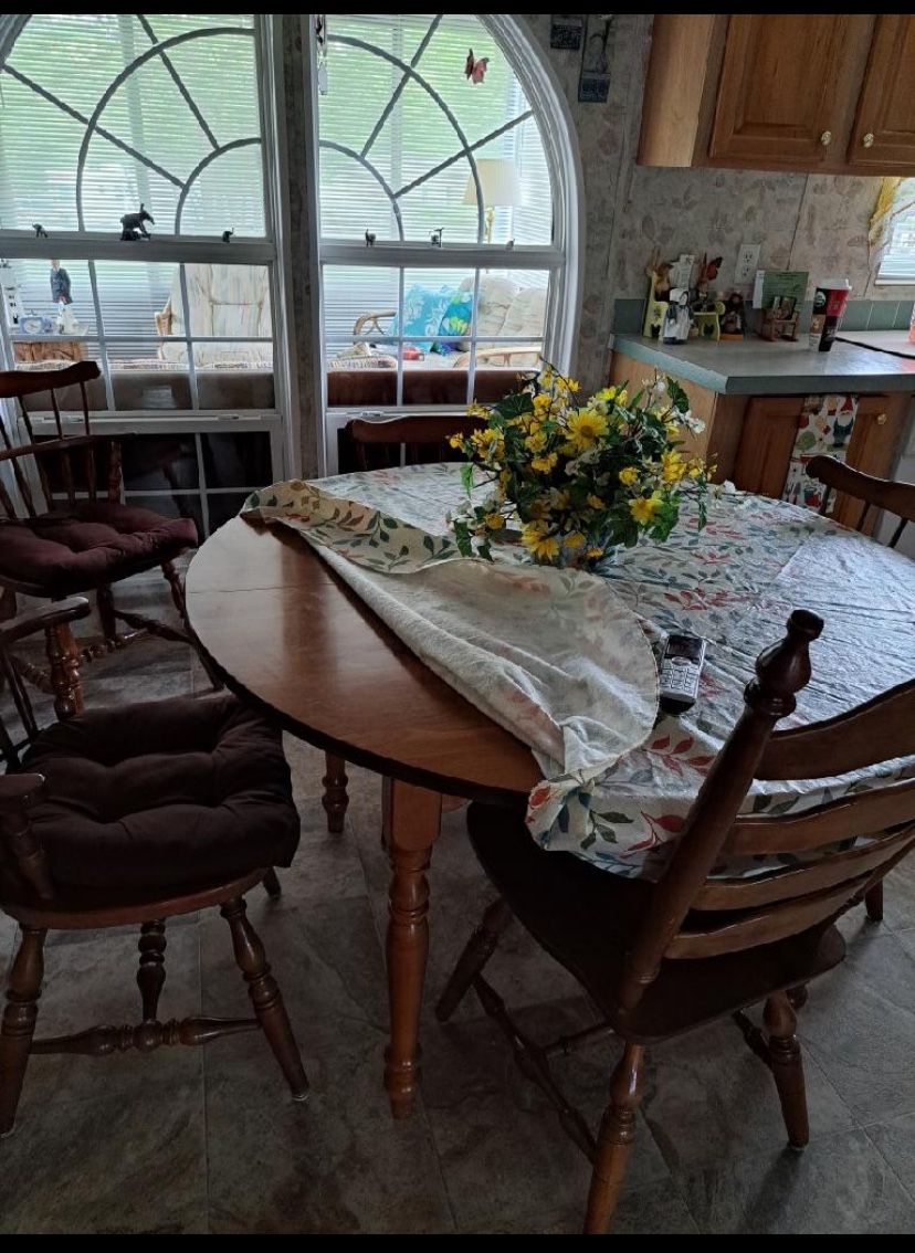 ((FREE))Round Dinning Table And Chairs((FREE))
