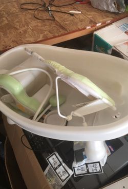 Baby bathtub with sprayer