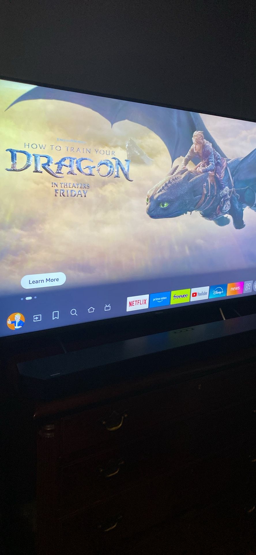 50’ 4k Smart TV w Sound Bar