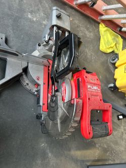 Milwaukee cordless miter saw