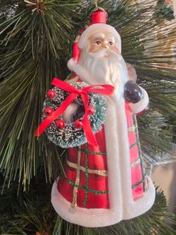 $15.00 - Vtg Christmas Old World Santa with Bottle Brush Tree Wreath, Hand-blown Glass/Handpainted!  Like New!