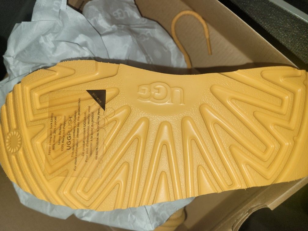 New UGGS Skids Size  12,1,2,3