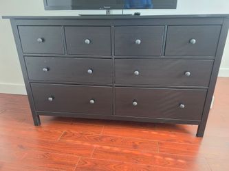 A classic chest of drawers in solid wood, with a traditional look and modern functions like quiet, smooth-running drawers.
