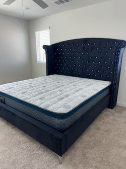 King  size bed frame new in a box mattress included  we offer same day delivery   Cama king size Nueva en Caja Colchon. Incluido entregamos a domicili