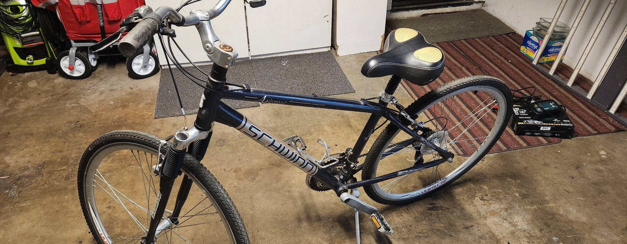 Schwinn Avenue Hybrid Bicycle