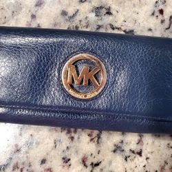 MICHAEL KORS Jet set Falcon Navy Leather Snap Wallet pre owned 
8"Lx 4.5 " W