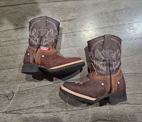 Barely used Boy's leather cowboy boot with inner zipper and rubber sole. 12 (Mexican)