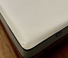 Like New Queen Memory Foam Mattress   