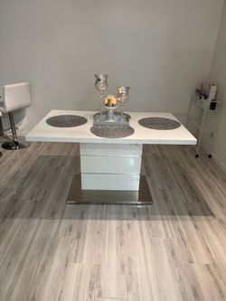 White Gloss Dining Table with meat that extends to 63in or shrinks to 48in