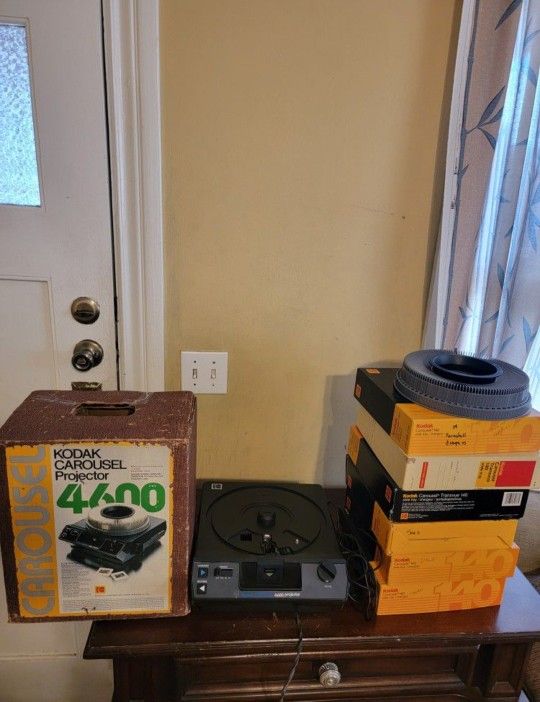 Kodak Carousel Projector 4600 With 6 Slide Trays for Sale in Pasadena