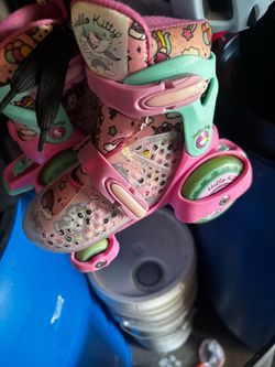 Hello Kitty, rollerskates