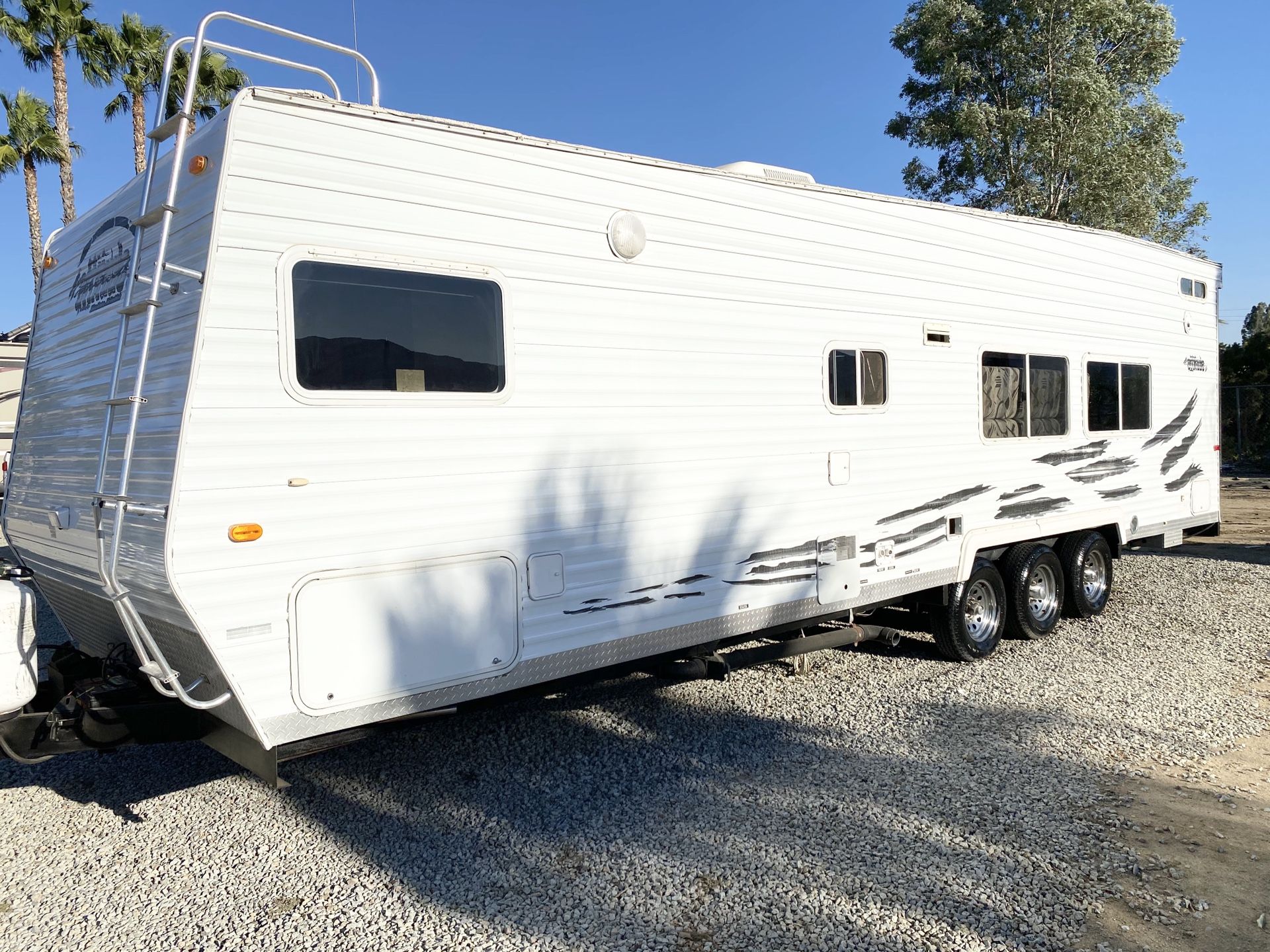 2005 attitude 30FSAK toy Hauler 16 feet of clearance to first cabinet on board Generac generator runs great private front bedroom