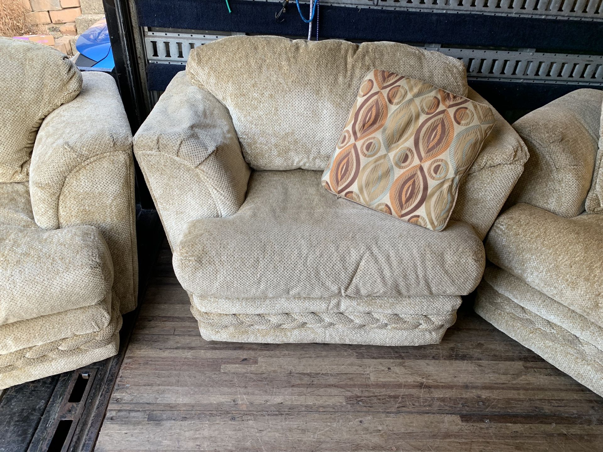 Pick up today CLEAN COMFORTABLE loveseat sofa w/2 chairs set, for Sale