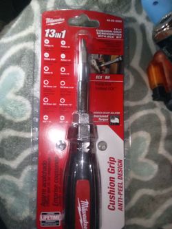Milwaukee 13 in 1 cushion grip screwdriver with bits