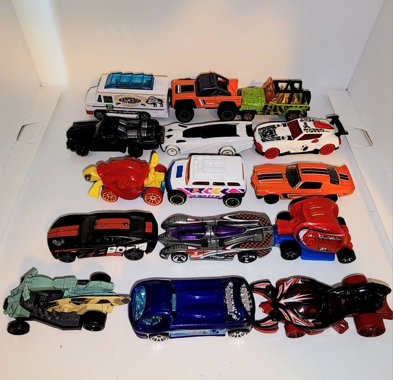 lot of 15 diecast / plastic cars vehicles Hot Wheels Matchbox or similar 