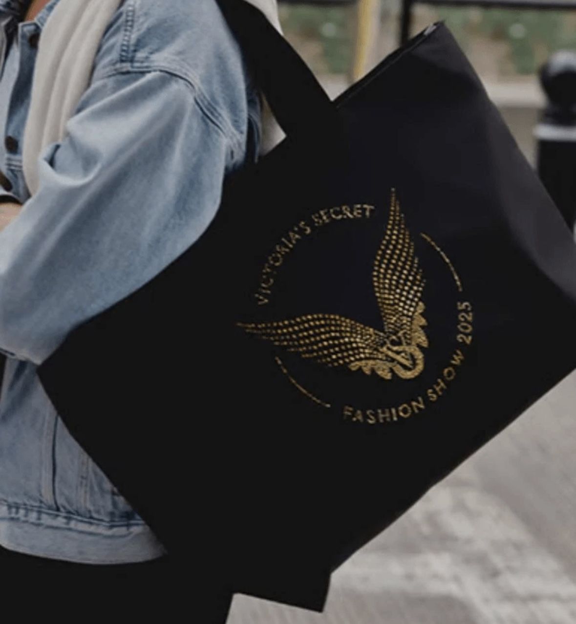 NEW VICTORIAS SECRET PINK BLACK FASHION SHOW CRYSTAL TOTE $20!!