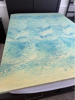 Queen Memory Foam Mattress Topper – Excellent Condition